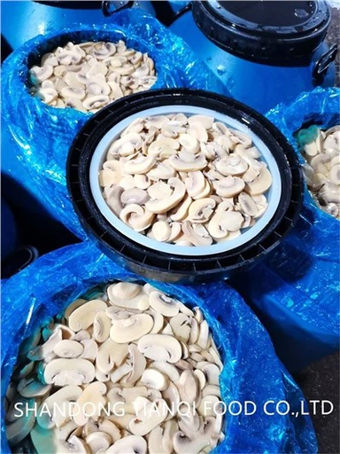 Champignon Dihiris Murah dalam Air Garam dalam Cendawan Butang Drum