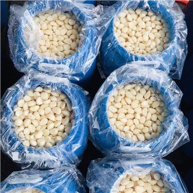 Ulas Bawang Putih Segar dalam Tong